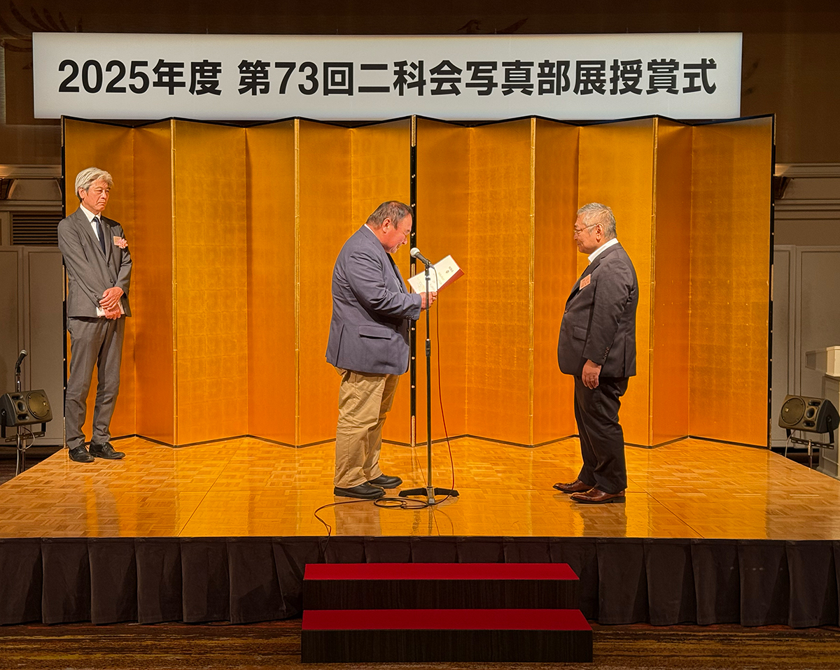 第73回二科会写真部展授賞式の様子2